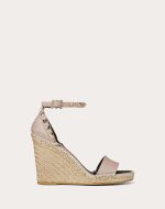 DOUBLE ROCKSTUD GRAINY CALFSKIN WEDGE SANDAL 105 MM - Image 2